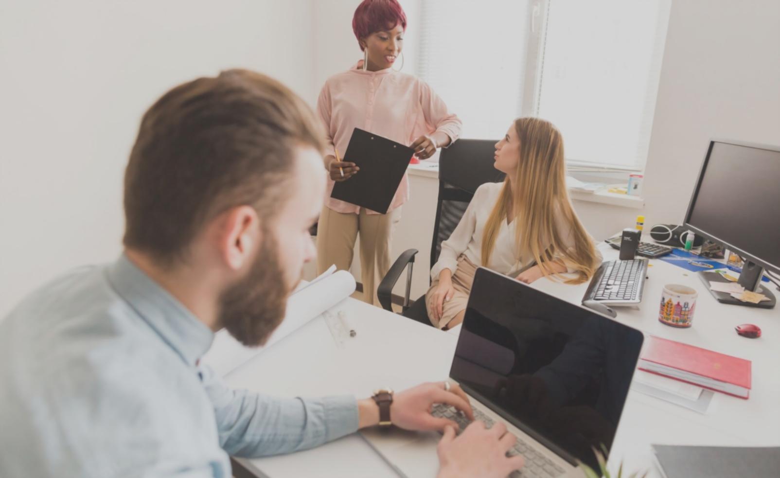 Session de formation en ligne avec documents comptables affichés à l'écran